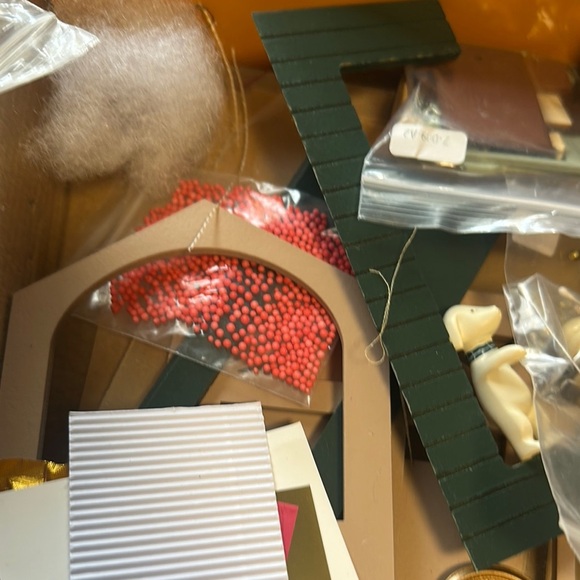 Holiday Time Green and Red Festive Decor Dollhouse Kit #8009 - Picture 9 of 14